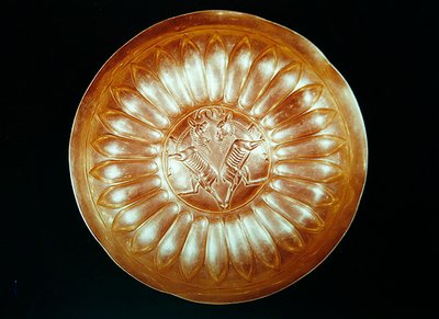 Plato grabado con dos íbices, de Hamadan, Irán (oro) de Achaemenid